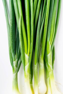 Beyaz arka plan üzerinde izole taze yeşil frenk soğanı ile Yaratıcı düzen