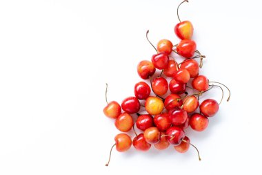 beyaz arka plan üzerinde izole taze olgun kırmızı kiraz, üst görünümü