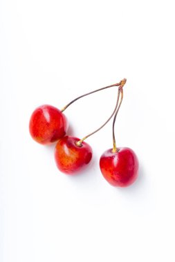 beyaz arka plan üzerinde izole taze olgun kırmızı kiraz, üst görünümü