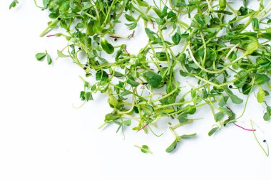 beyaz arka plan üzerinde izole yeşil bezelye sürgünler yığını, üst görünümü 