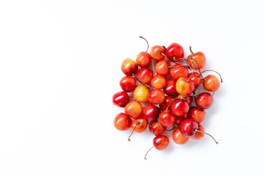 beyaz arka plan üzerinde izole taze olgun kırmızı kiraz yığını, üst görünümü