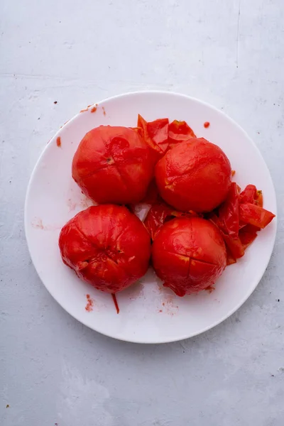 Tomates Fraîches Pelées Sur Assiette Blanche Vue Dessus — Photo