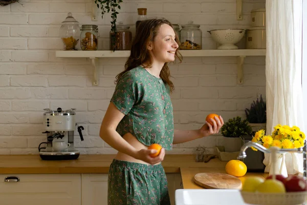 Junge Frau Hält Frische Orangen Der Küche — Stockfoto