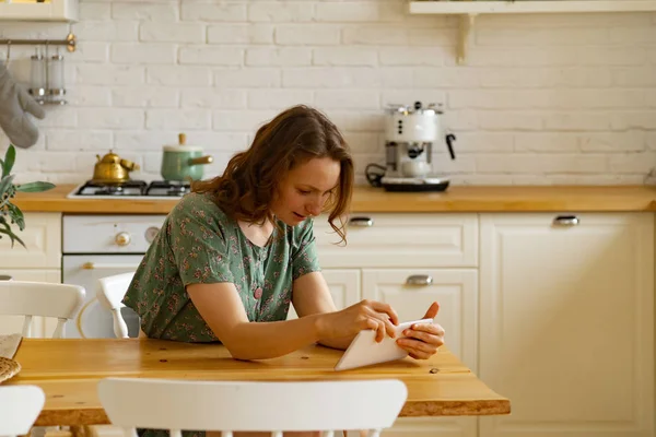 Mutfakta Ayakta Iken Tablet Kullanan Genç Kadın — Stok fotoğraf