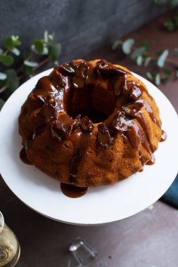 Tarih ve kek standı tuzlu karamel ile şenlikli Bundt kek. Yapışkan Toffee puding tarzı