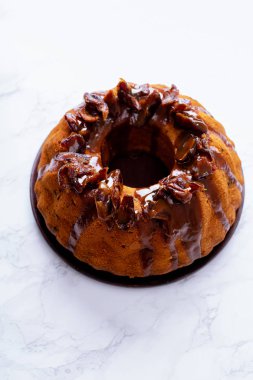 tarihleri ve tabak üzerinde tuzlu karamel ile şenlikli Bundt kek. Yapışkan Toffee puding tarzı