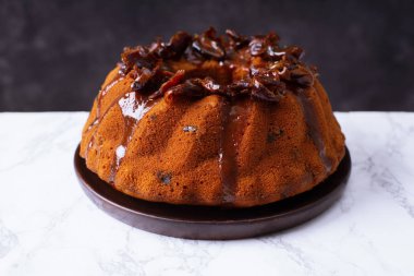 tarihleri ve tabak üzerinde tuzlu karamel ile şenlikli Bundt kek. Yapışkan Toffee puding tarzı