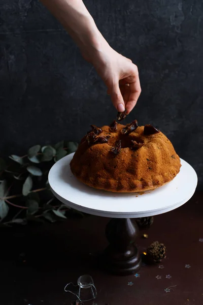 Frauen Verzieren Festlich Gebackenen Kuchen Mit Datteln Klebriger Toffee Pudding — Stockfoto