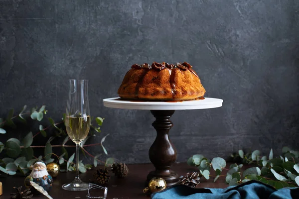 Festive Bundt Cake Dates Salted Caramel Cake Stand Sticky Toffee — Stock Photo, Image