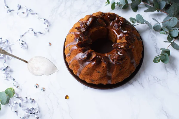 Festive Bundt Cake Dates Salted Caramel Plate Sticky Toffee Pudding — Stock Photo, Image