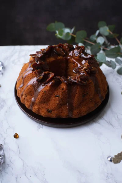 Festive Bundt Cake Dates Salted Caramel Plate Sticky Toffee Pudding — Stock Photo, Image