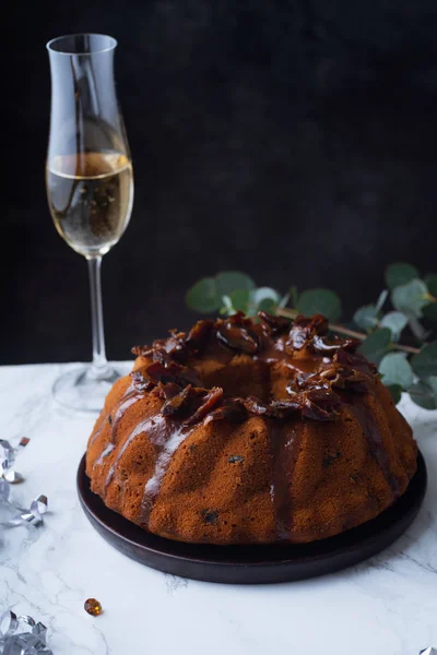 Festive Bundt Cake Dates Salted Caramel Champagne Glass Table Sticky — Stock Photo, Image