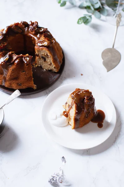 Festive Bundt Cake Dates Salted Caramel Plates Sticky Toffee Pudding — Stock Photo, Image