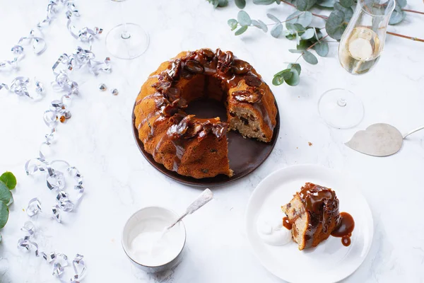 Festive Bundt Cake Dates Salted Caramel Champagne Glass Table Sticky — Stock Photo, Image