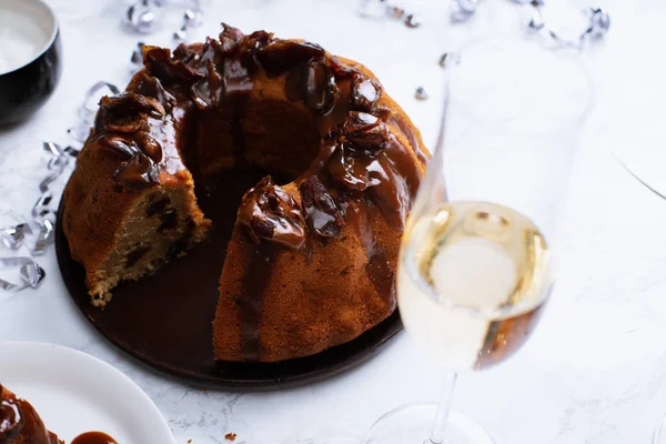 Festive Bundt Cake Dates Salted Caramel Champagne Glass Table Sticky — Stock Photo, Image