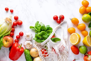 mermer yüzeyinde eko organik pamuk dize çanta ile taze sağlıklı sebzeler, eko alışveriş 