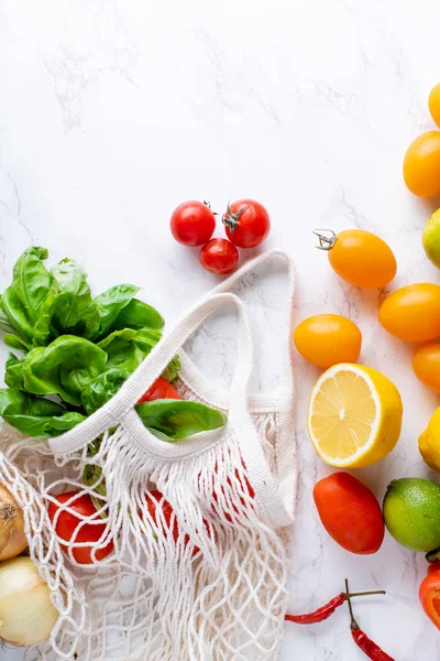 Verduras Frescas Saludables Con Bolsa Hilo Algodón Ecológico Superficie Mármol — Foto de Stock