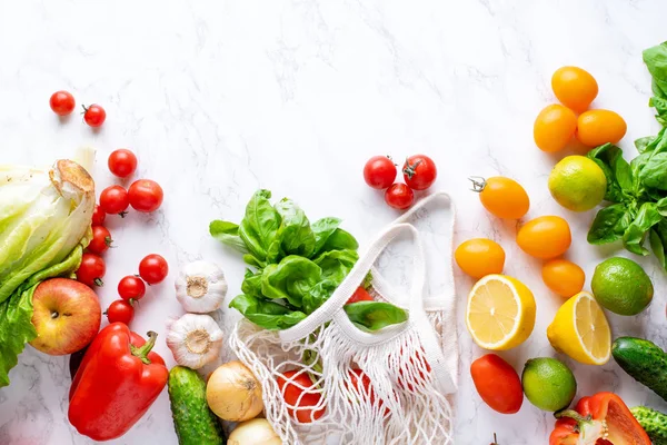 Verduras Frescas Saludables Con Bolsa Hilo Algodón Ecológico Superficie Mármol — Foto de Stock