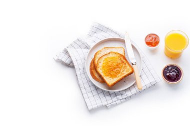 sabah tost ve kase ler ile plaka confitures ve beyaz masada portakal suyu ile cam