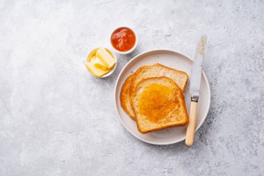 sabah tost ve beyaz masada kayısı confiture ve tereyağı ile kase ile plaka