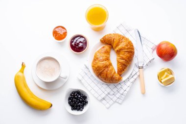 taze kruvasan beyaz arka plan üzerinde reçel ile servis edilir. Sabah yemeği konsepti