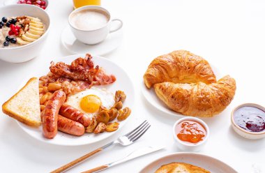 beyaz arka plan üzerinde kızarmış tost ve reçel ile yulaf ezmesi ve çilek ile pastırma ve sosis ile kızarmış yumurta 