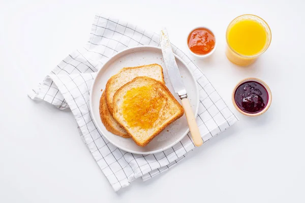 Tallrik Med Morgon Rostat Bröd Och Skålar Med Confitures Och — Stockfoto