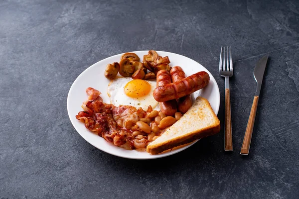 Café Manhã Inglês Clássico Com Bacon Frito Cogumelos Com Ovos — Fotografia de Stock