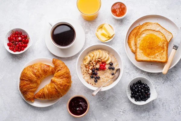 Frühstück Mit Haferflocken Und Beeren Mit Croissants Und Toasts Auf — Stockfoto