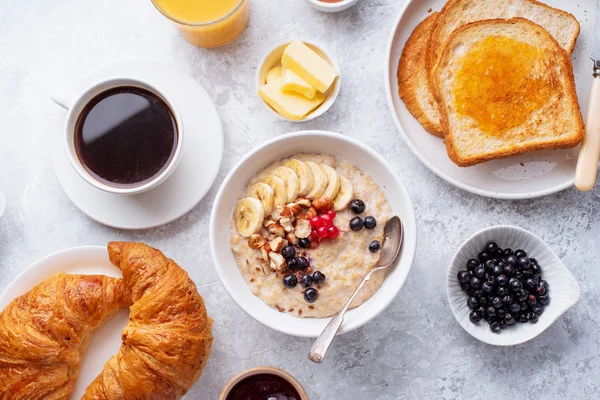 Petit Déjeuner Avec Flocons Avoine Baies Avec Croissants Toasts Sur — Photo