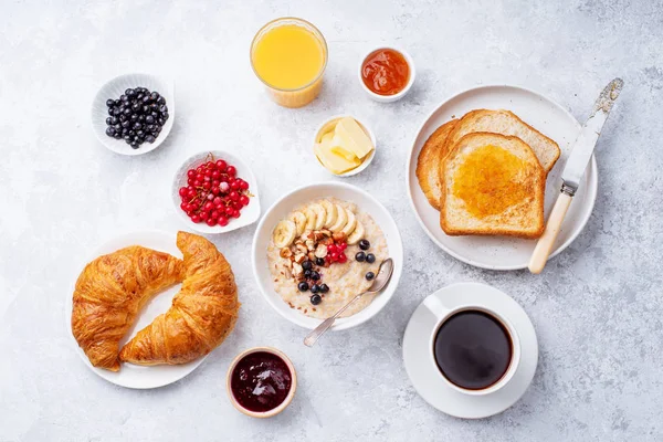 Frühstück Mit Haferflocken Und Beeren Mit Croissants Und Toasts Auf — Stockfoto