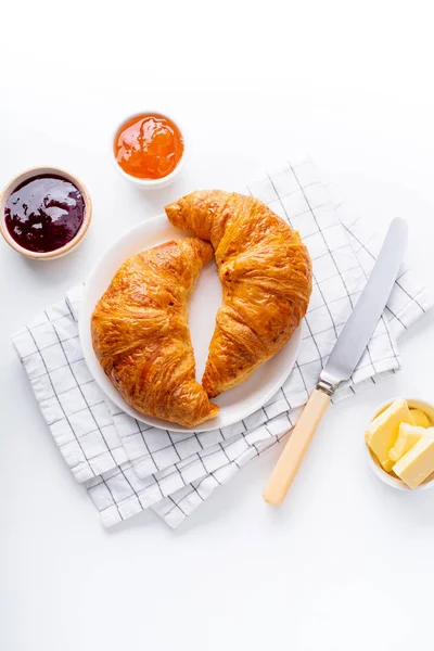 Frische Croissants Serviert Mit Marmelade Auf Weißem Hintergrund Konzept Für — Stockfoto