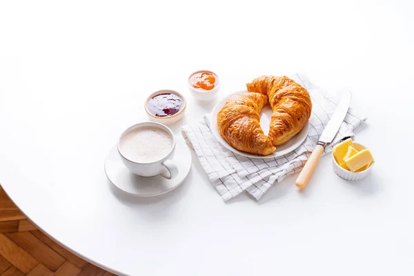 Frische Croissants Serviert Mit Marmelade Auf Weißem Hintergrund Konzept Für — Stockfoto