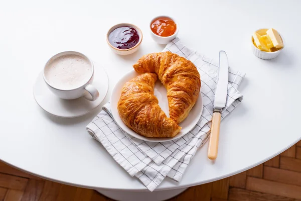 Frische Croissants Serviert Mit Marmelade Auf Weißem Hintergrund Konzept Für — Stockfoto
