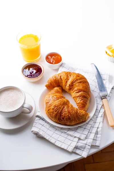 Φρέσκα Κρουασάν Που Σερβίρονται Μαρμελάδες Λευκό Φόντο Ιδέα Για Πρωινό — Φωτογραφία Αρχείου