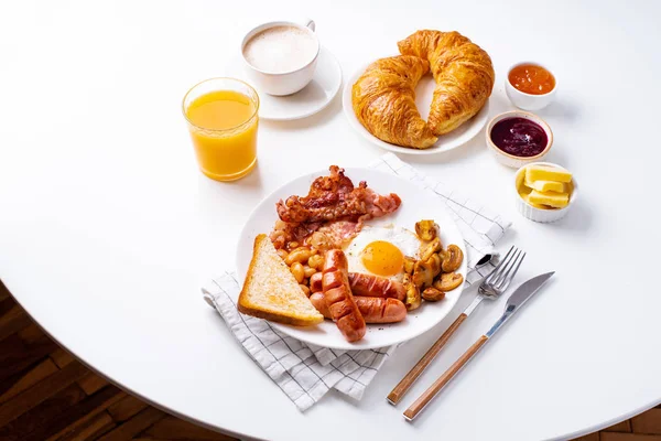 Bacon Frito Com Cogumelos Ovo Prato Servido Com Suco Laranja — Fotografia de Stock