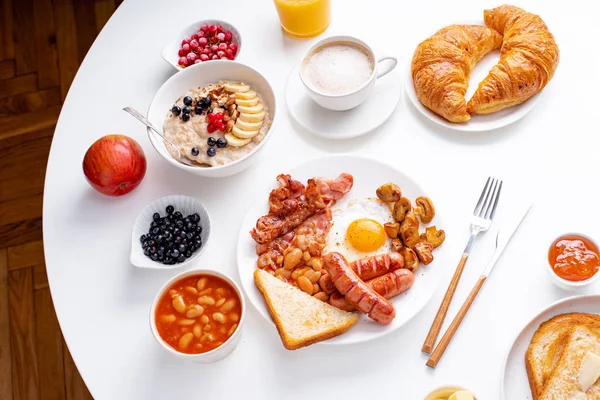 Goreng Telur Dengan Bacon Dan Sosis Dengan Oatmeal Dan Berry — Stok Foto