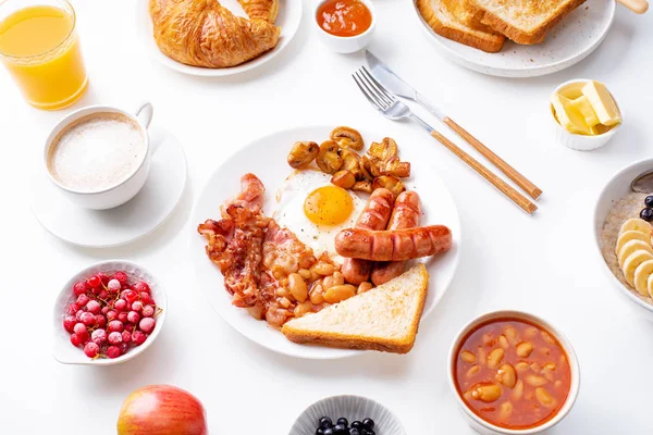 Spiegeleier Mit Speck Und Würstchen Mit Haferflocken Und Beeren Mit — Stockfoto