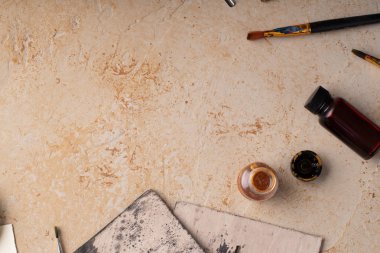 Rustik arka plan üzerinde sanat ekipmanları ile Sanatçı çalışma alanı. Üstte görüntü  