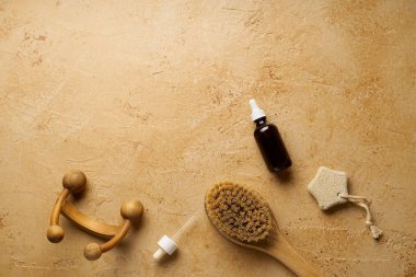 Masaj ile vücut fırçası ve serum ile traverten arka plan üzerinde Spa güzellik cilt bakımı mock-up . Üstte görüntü 