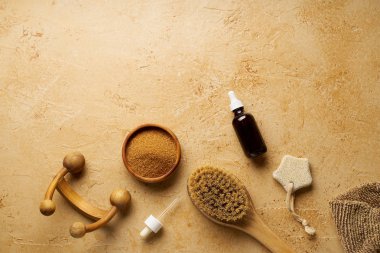 Spa güzellik cilt bakımı mock-up organik vücut fırçası ve masaj traverten arka plan üzerinde scrubs için malzemelerle, üst görünümü  