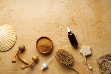 Spa güzellik cilt bakımı mock-up organik vücut fırçası ve masaj traverten arka plan üzerinde scrubs için malzemelerle, üst görünümü  