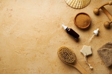 Spa güzellik cilt bakımı mock-up organik vücut fırçası ve masaj traverten arka plan üzerinde scrubs için malzemelerle, üst görünümü  