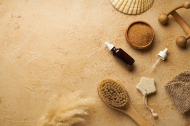 Spa güzellik cilt bakımı mock-up organik vücut fırçası ve masaj traverten arka plan üzerinde scrubs için malzemelerle, üst görünümü  