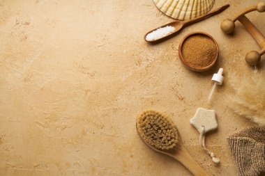 Spa güzellik cilt bakımı mock-up organik vücut fırçası ve masaj traverten arka plan üzerinde scrubs için malzemelerle, üst görünümü  
