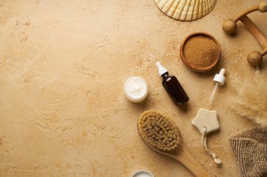 Spa güzellik cilt bakımı mock-up organik vücut fırçası ve masaj traverten arka plan üzerinde scrubs için malzemelerle, üst görünümü  