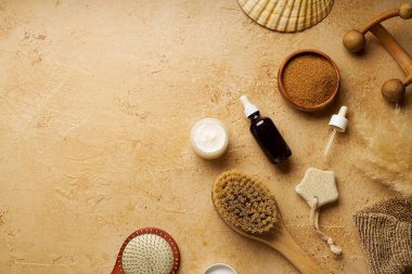 Spa güzellik cilt bakımı mock-up organik vücut fırçası ve masaj traverten arka plan üzerinde scrubs için malzemelerle, üst görünümü  