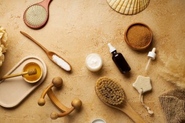 Spa güzellik cilt bakımı mock-up organik vücut fırçası ve masaj traverten arka plan üzerinde scrubs için malzemelerle, üst görünümü  