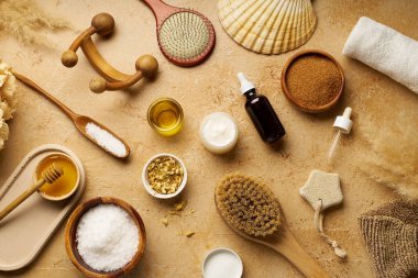 Spa güzellik cilt bakımı mock-up organik vücut fırçası ve masaj traverten arka plan üzerinde scrubs için malzemelerle, üst görünümü  