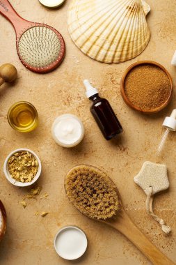 Spa güzellik cilt bakımı mock-up organik vücut fırçası ve traverten arka plan üzerinde scrubs için malzemeler, üst görünümü  